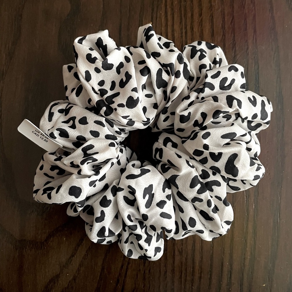 Claire’s Leopard Print Scrunchie